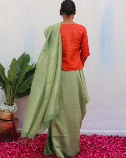 Ishya Green Handwoven Linen Zari Saree - Eknoor
